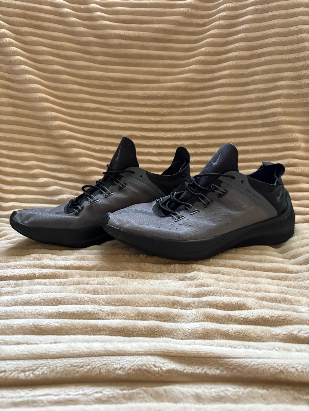 Nike Men's Black and Dark Gray Athletic Running Shoes